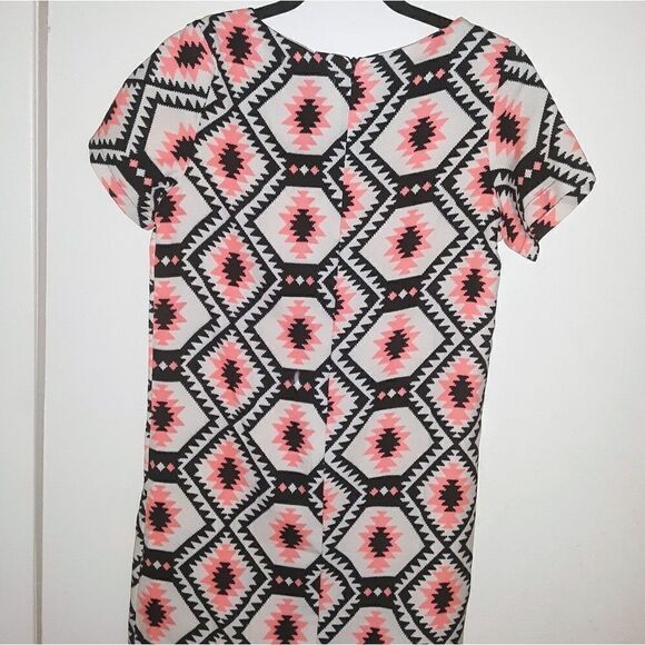 3/$20 Sale Falibourg du Temple Tribal Top - Picture 4 of 4